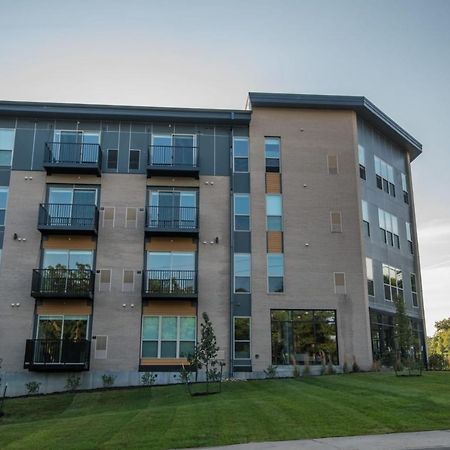 Frontdesk Core Apts Campustown Эймс Экстерьер фото